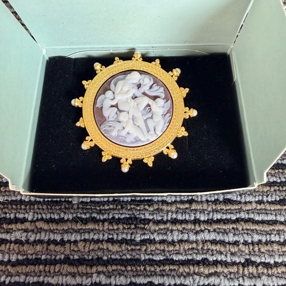 VINTAGE AVON SMITHSONIAN CHARLES
X OF FRANCE PSYCHE & CHERUBS
CAMEO BROOCH - Picture 6 of 9
